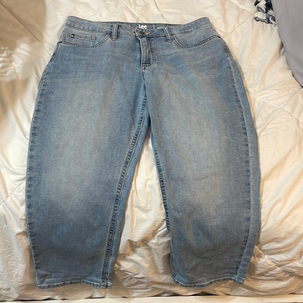 Midrise Capri Blue Demin Jeans